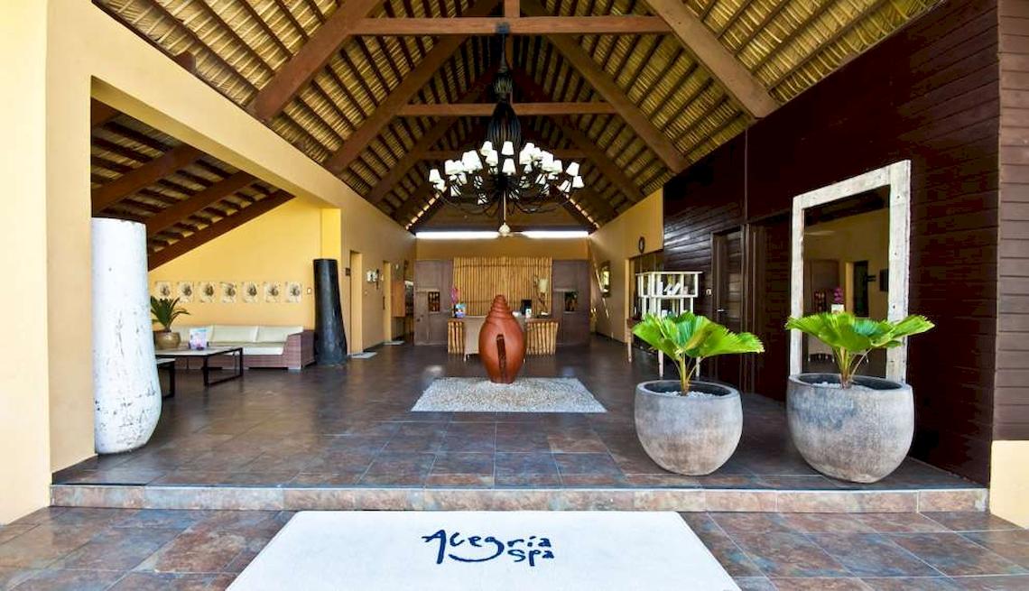 Empfangshalle des Catalonia Royal Bavaro Hotels mit hoher Decke, Kronleuchter und Pflanzen