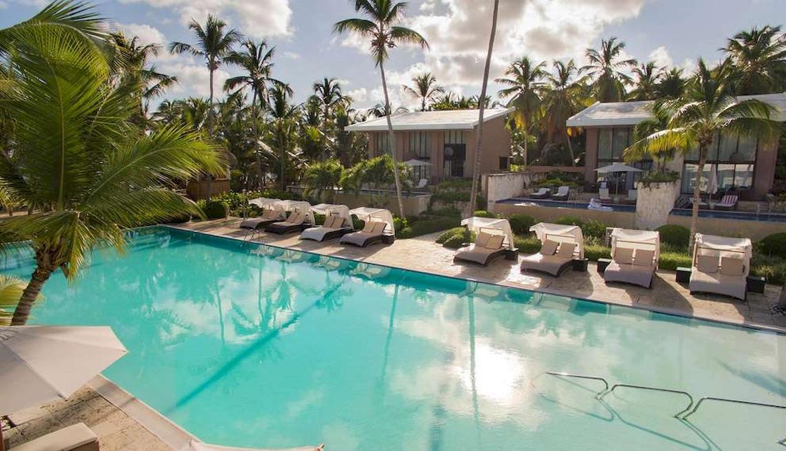 Außenpool mit Liegestühlen und Sonnenschirmen im Catalonia Royal Bavaro Hotel