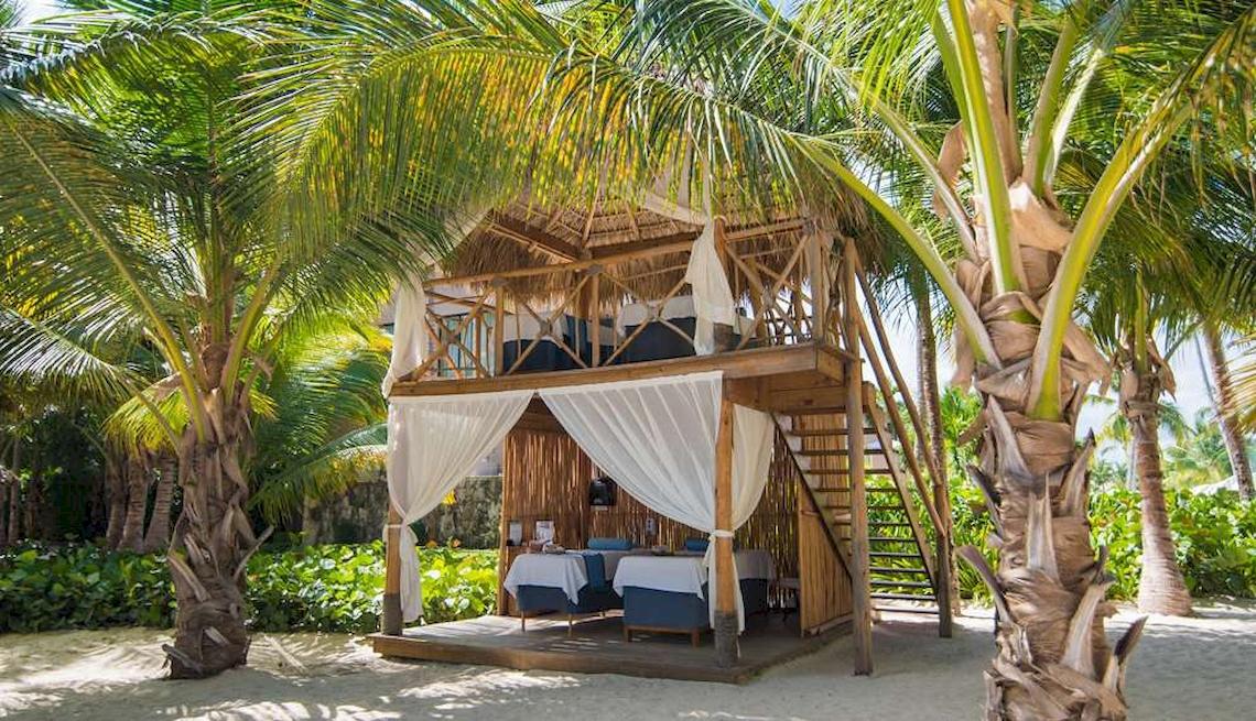 Außenbereich des Catalonia Royal Bavaro Hotels mit zwei Doppelbetten in einer Strandbungalow
