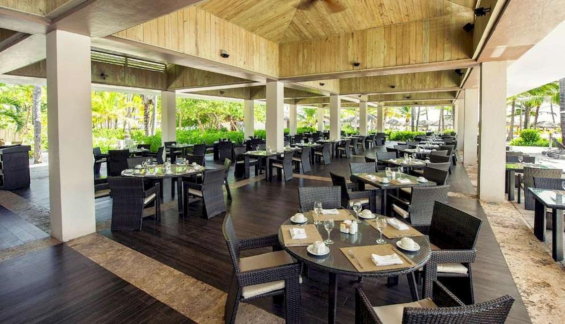Innenbereich des Restaurants im Catalonia Royal Bavaro Hotel mit vielen Tischen und Stühlen.