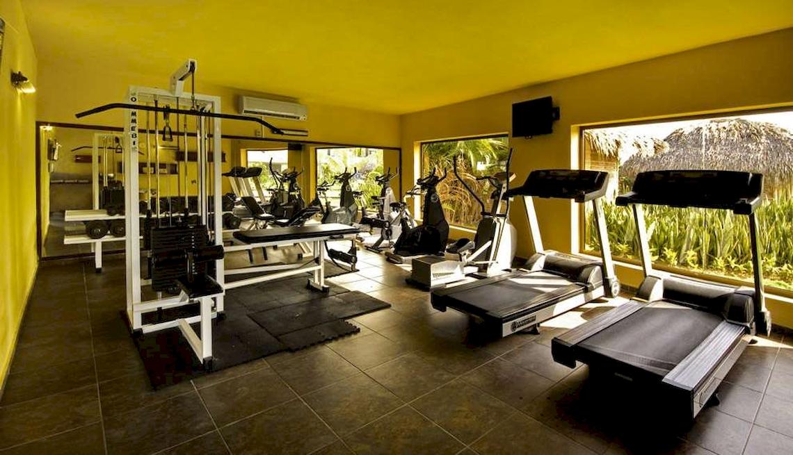 Fitnessstudio im Catalonia Royal Bavaro mit Geräten und Fenstern zur Außenseite