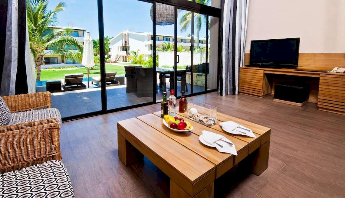 Wohnzimmer mit Aussicht auf den Pool im Catalonia Royal Bavaro Hotel
