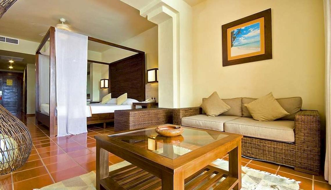Hotelzimmer im Catalonia Royal Bavaro mit Bett, Sofa, Tisch und Dekor