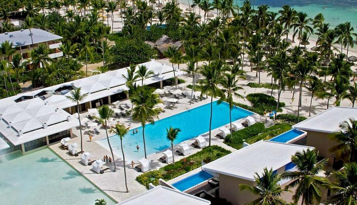 Oberflächenansicht des Catalonia Royal Bavaro Hotels mit Pools und Palmen.