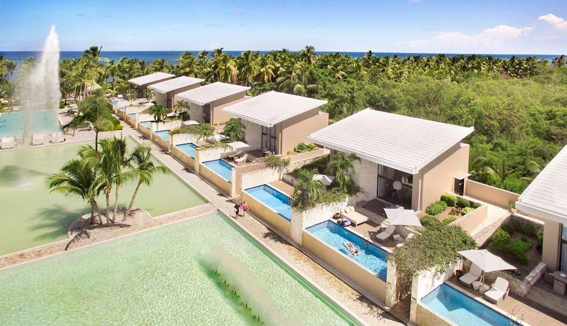 Luftbild des Catalonia Royal Bavaro Hotels mit mehreren Swimmingpools und Palmen am Strand