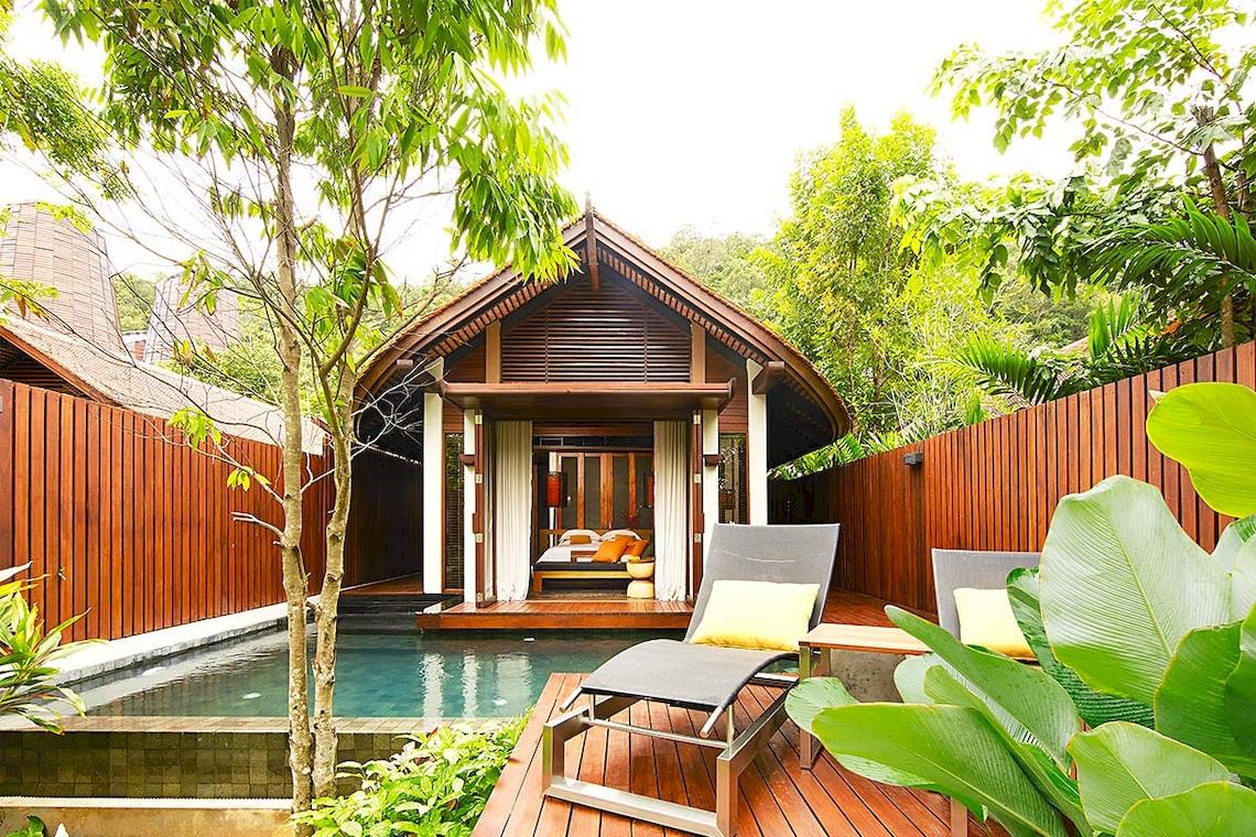 Außenbereich eines Bungalows im Tubkaak Krabi Boutique Resort mit Swimmingpool und Lounge-Sesseln.