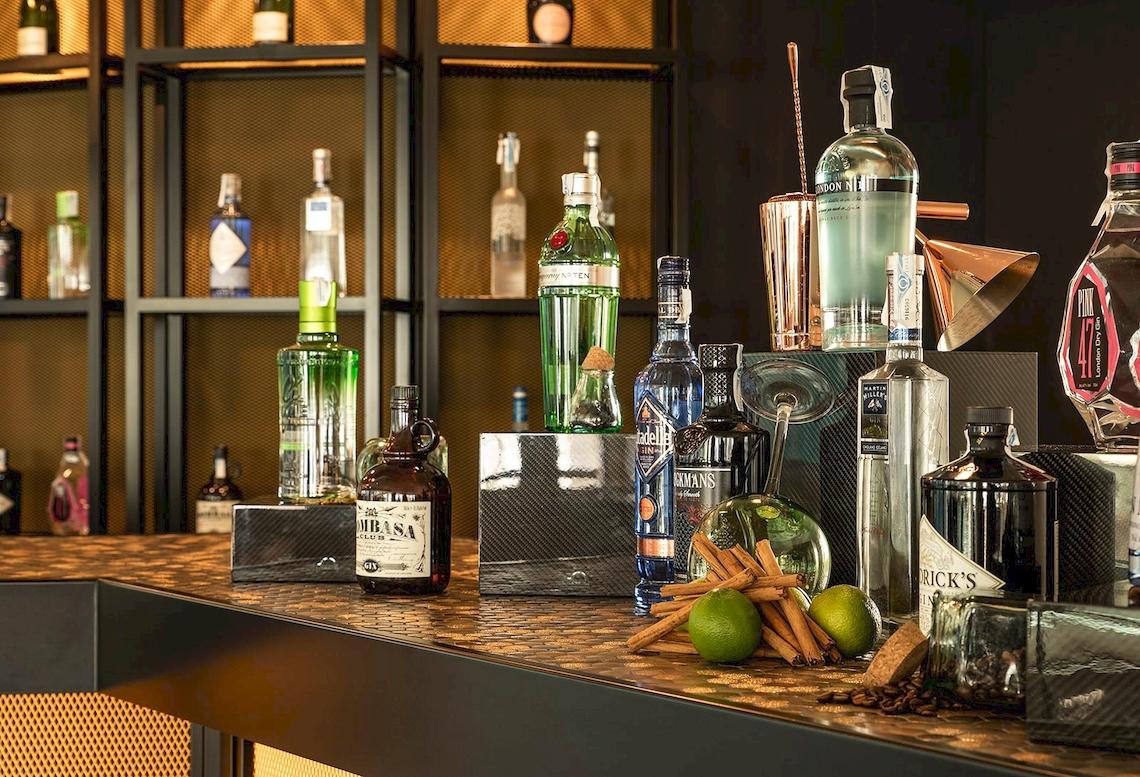 Cocktailbar im Sarena de Muro Resort Mallorca mit verschiedenen Flaschen und Gläsern