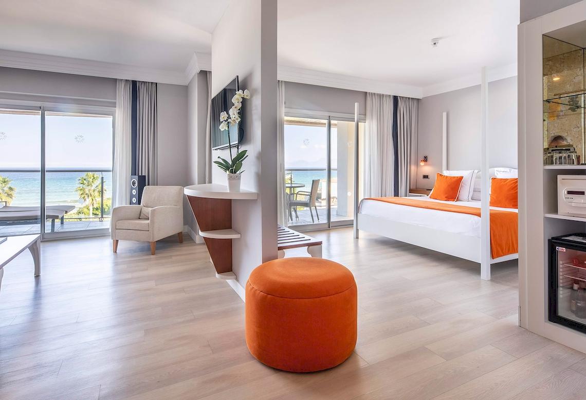 Innenansicht eines Hotelzimmers im Sarena de Muro Resort Mallorca mit Blick auf das Meer.