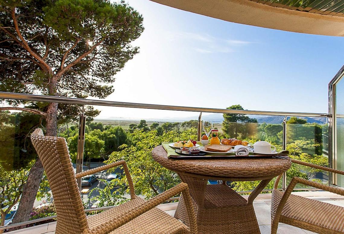 Frühstück auf dem Balkon des Sarena de Muro Resorts auf Mallorca mit Blick auf die Landschaft.