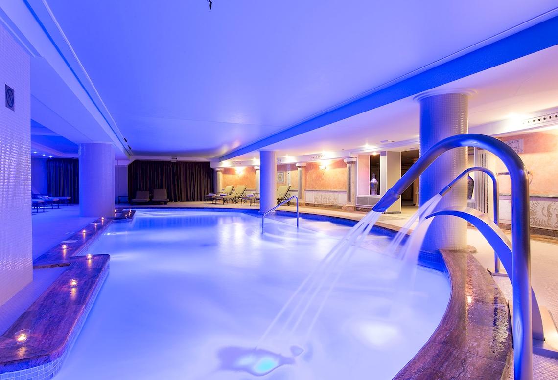 Schwimmbecken im Sarena de Muro Resort Mallorca mit blauer Beleuchtung und Wassersprudlern