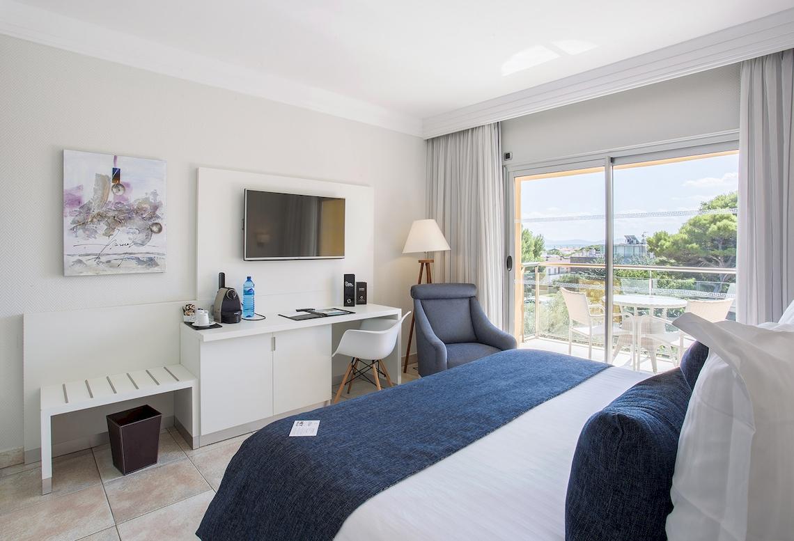 Hotelzimmer im Sarena de Muro Resort Mallorca mit Blick auf den Garten und Terrasse.