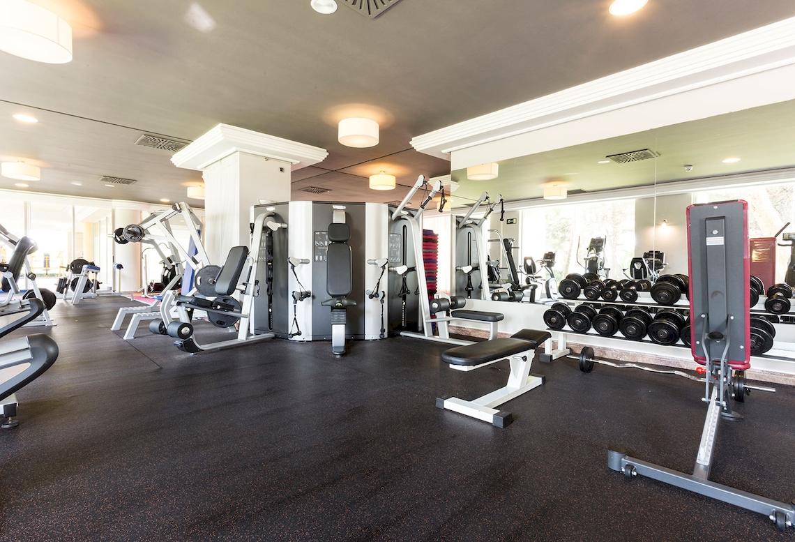 Fitnesscenter im Sarena de Muro Resort Mallorca mit verschiedenen Trainingsgeräten