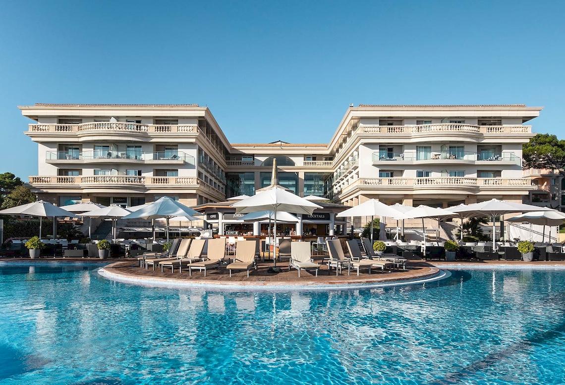 Außenpool des Sarena de Muro Resort Mallorca mit vielen Liegestühlen und Sonnenschirmen.
