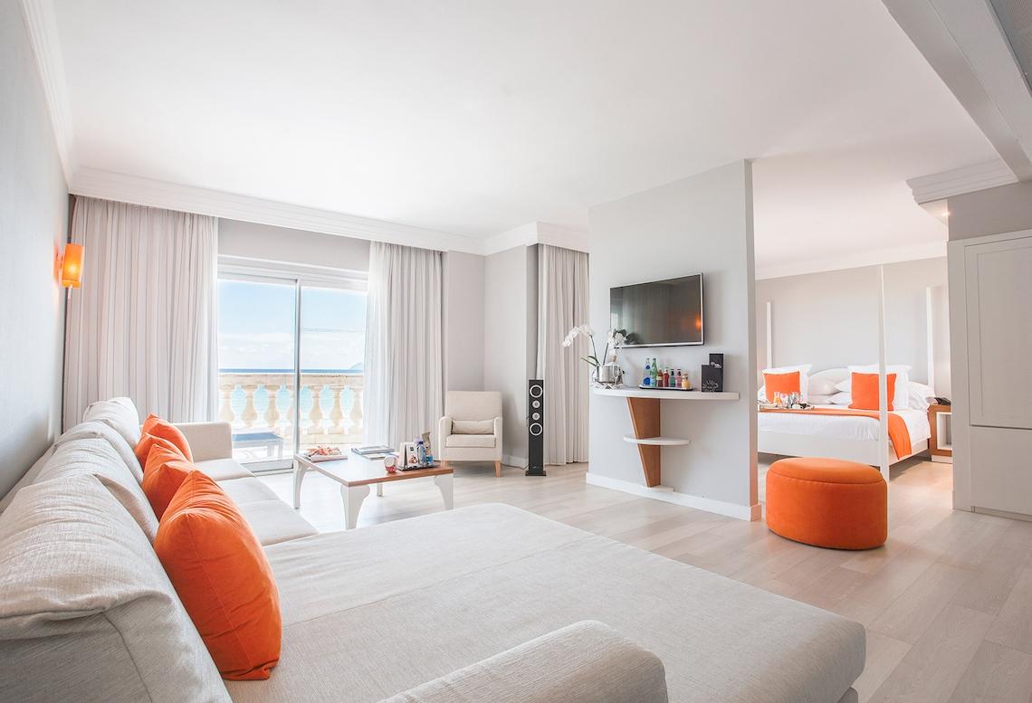 Innenansicht eines modernen Zimmers im Sarena de Muro Resort Mallorca mit Blick auf das Meer.