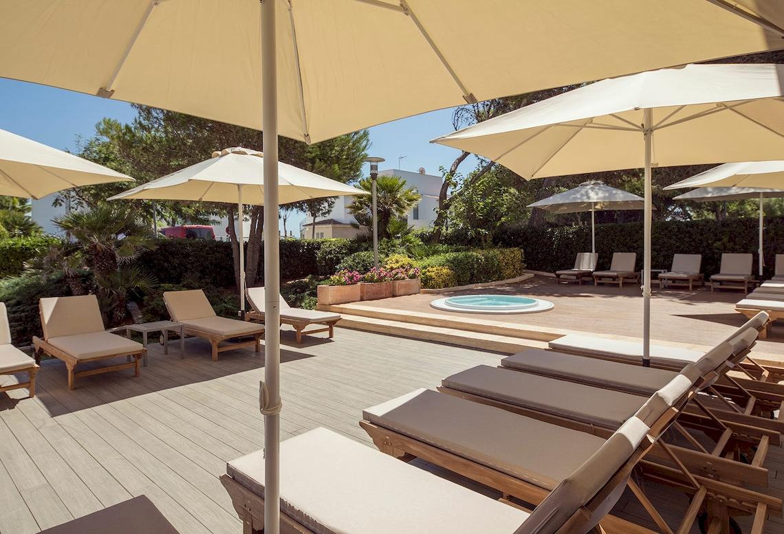 Terrasse mit Lounge-Sesseln und Sonnenschirmen im Sarena de Muro Resort Mallorca