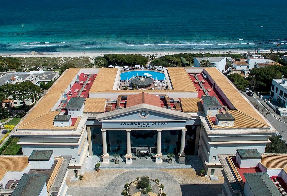 Luftaufnahme des Palace de Mvro Resorts mit Swimmingpool und Blick auf das Meer