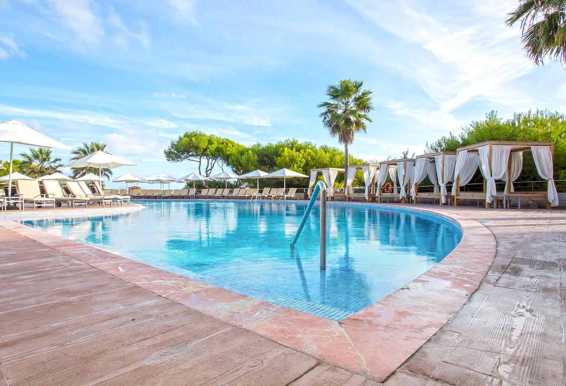 Außenpool des Sarena de Muro Resort Mallorca mit Sonnenliegen und Sonnenschirmen.