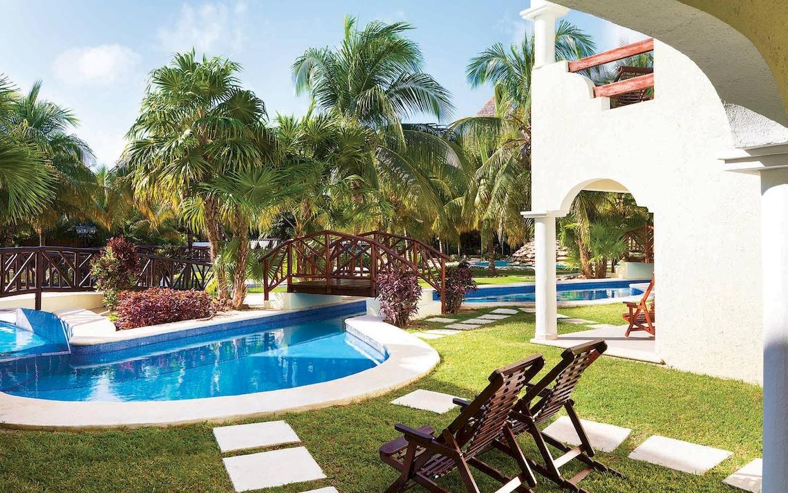 Außenpool und Gartenbereich des El Dorado Royale Spa Resorts von Karisma
