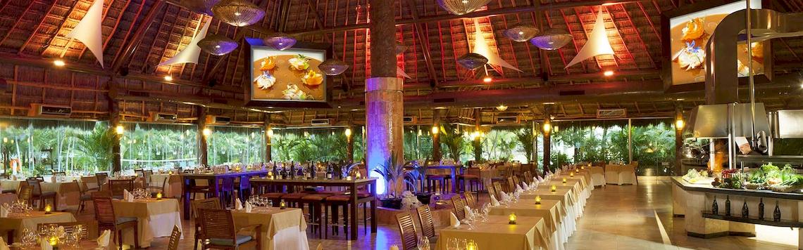 Innenbereich des El Dorado Royale a Spa Resort by Karisma Hotel mit gefüllten Tischen und Stühlen.