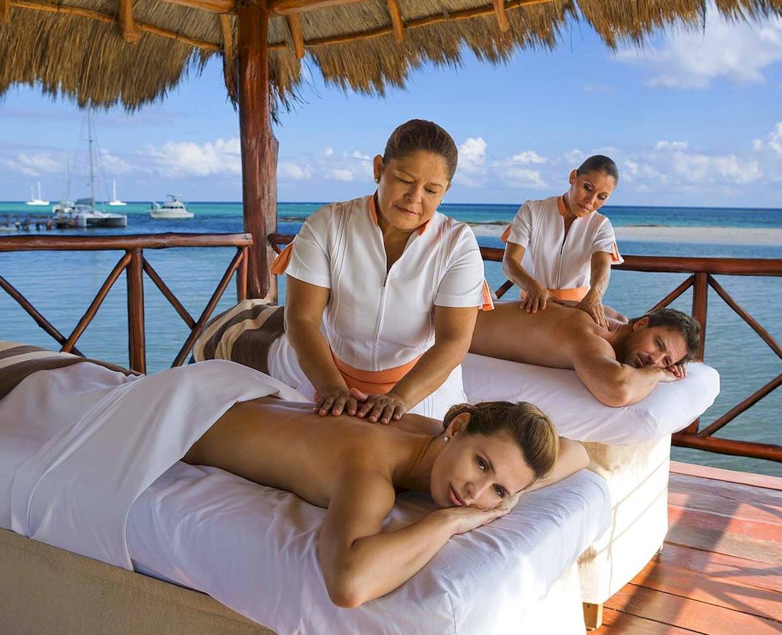 Spa-Massagen am Strand im El Dorado Royale a Spa Resort by Karisma