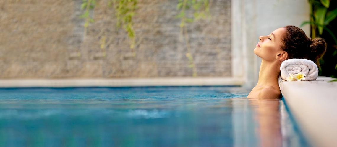 Frau genießt entspannt im Pool des El Dorado Royale Spa Resort