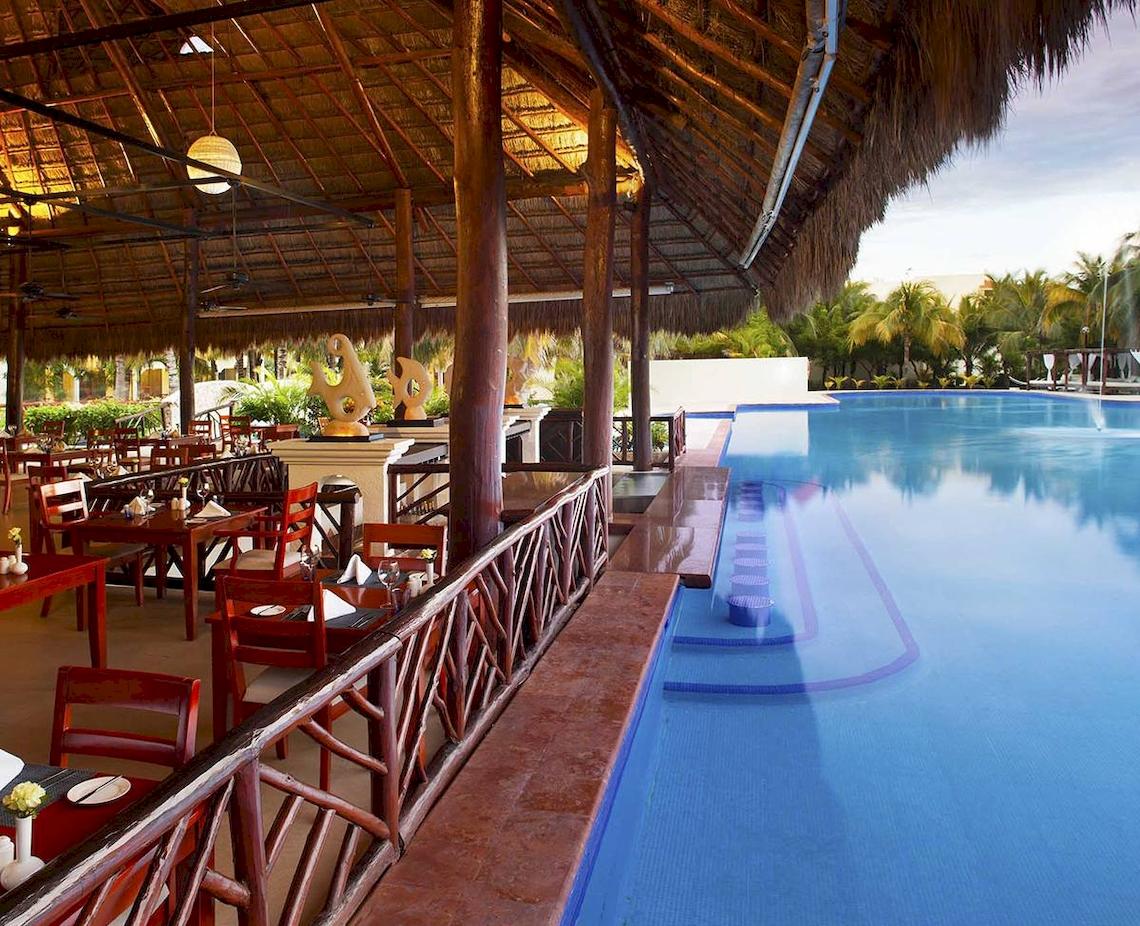 Außenpool des El Dorado Royale Spa Resorts mit Sonnenliegen und Sitzbereichen