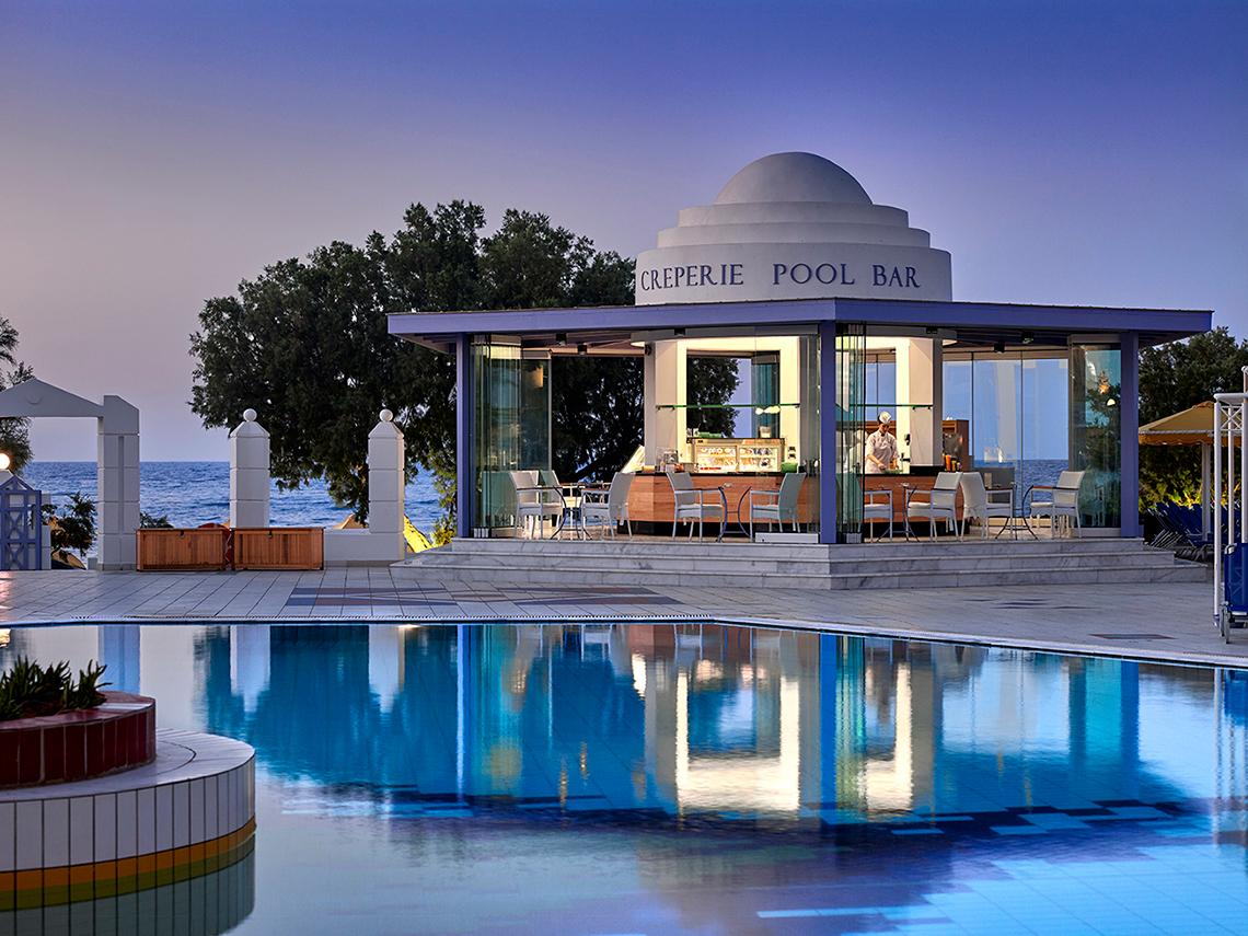 Serita Beach Hotel Pool Bar am Abend mit Blick auf den Ozean.