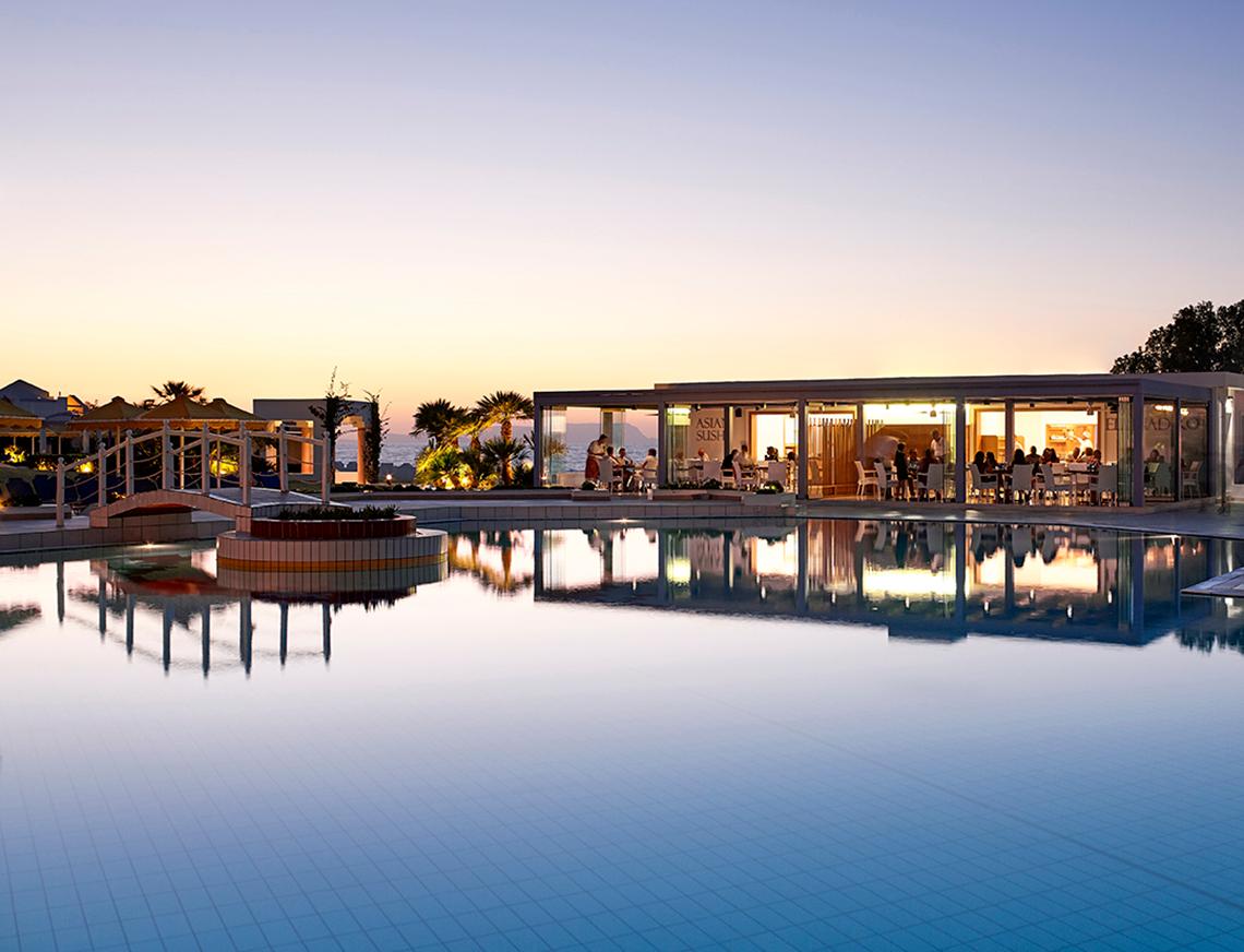 Serita Beach Hotel Pool im Sonnenuntergang mit Gästen in der Lounge