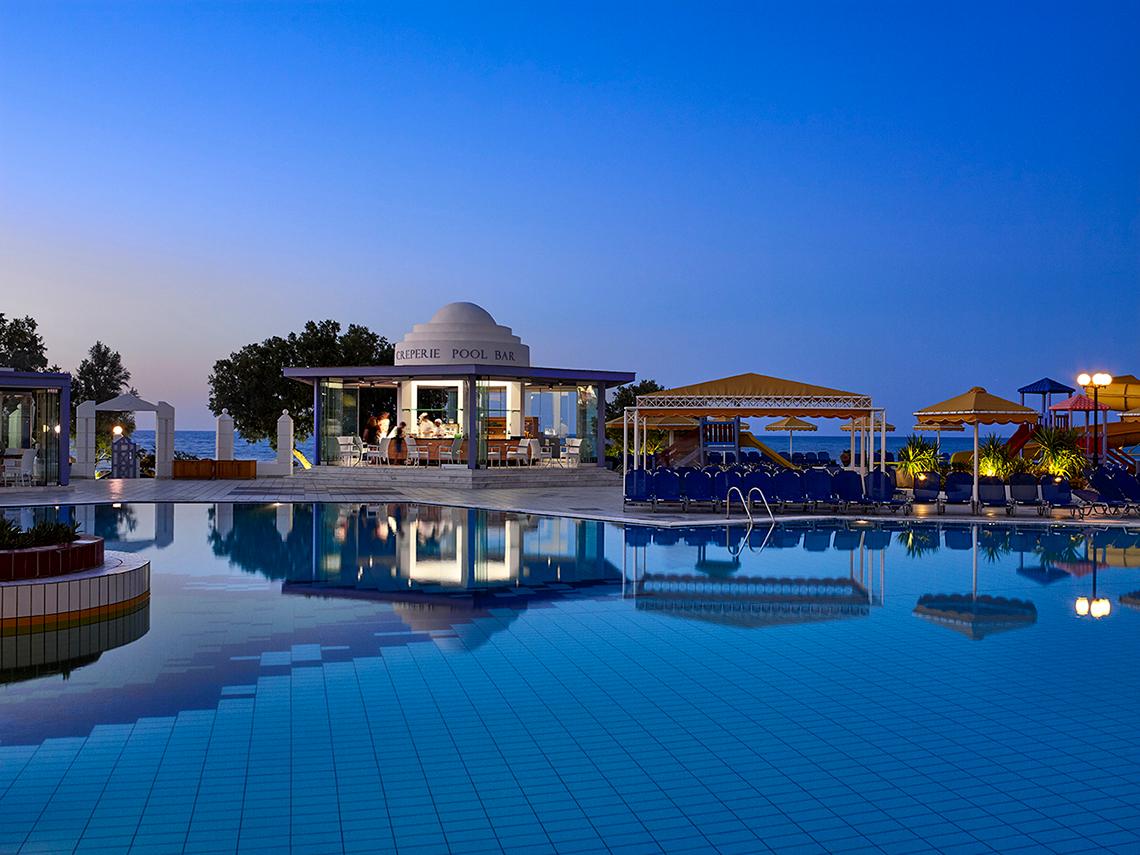 Serita Beach Pool Bar am Abend mit Blick auf den Pool und die Bar.