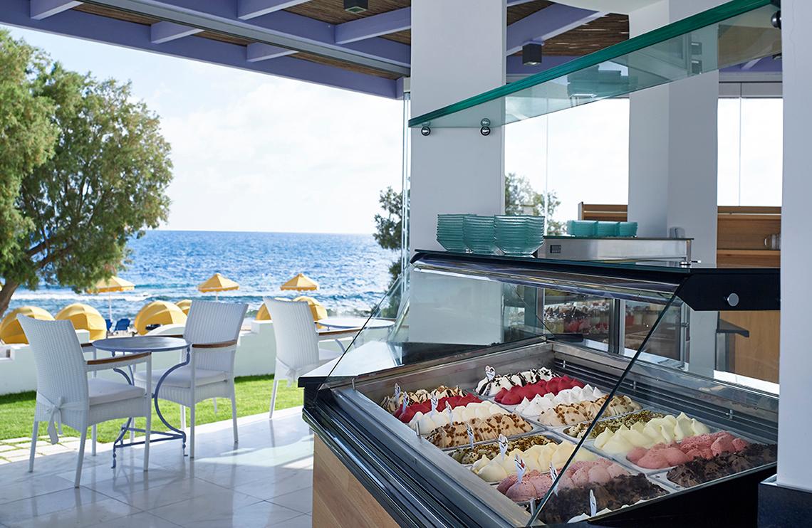 Aussicht von der Terrasse des Serita Beach Hotels auf Eis und Schokoladen in einer Vitrine.