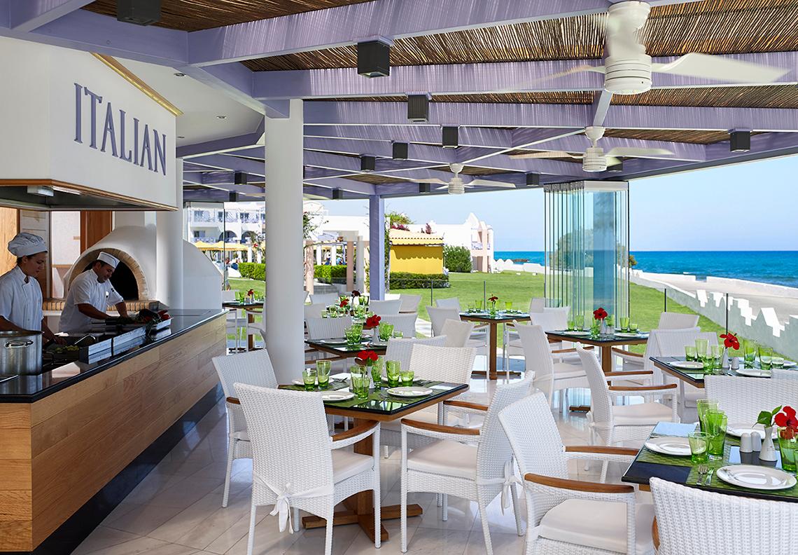 Terrasse des italienischen Restaurants im Serita Beach Hotel mit Blick auf das Meer.