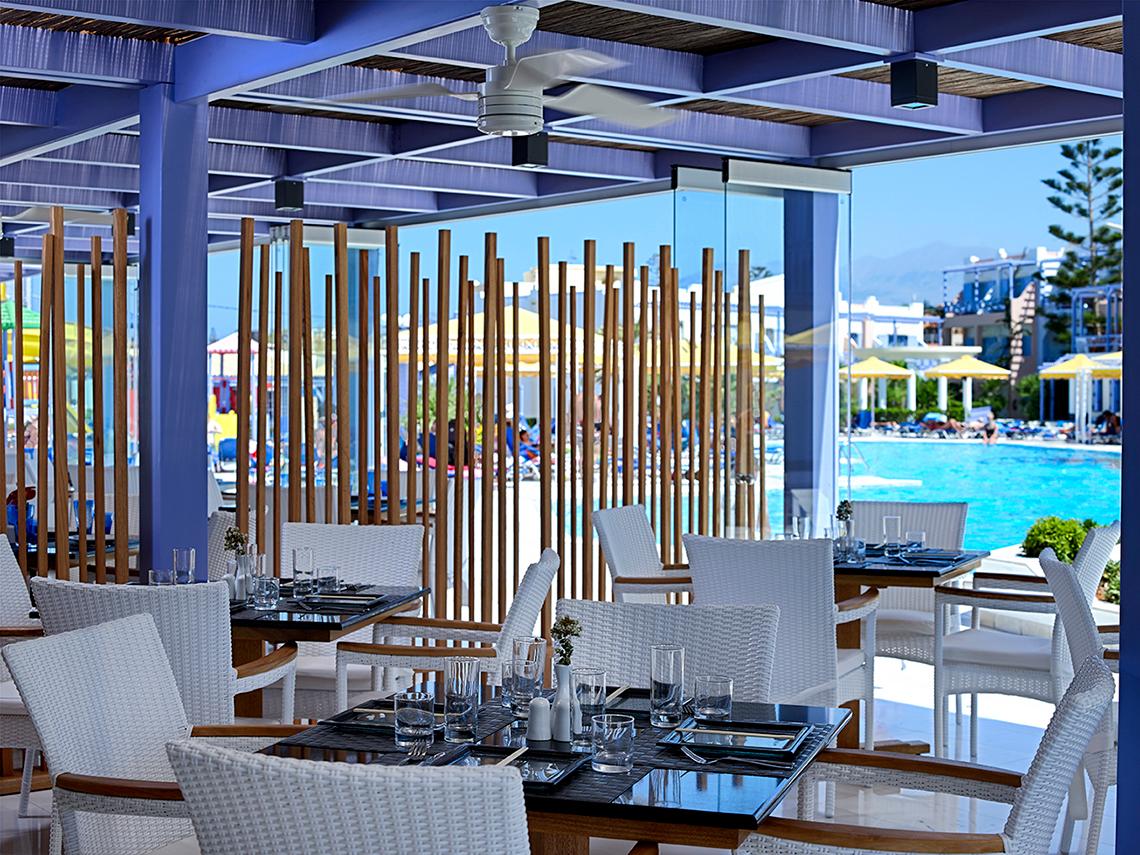 Innenansicht des Restaurants im Serita Beach Hotel mit Blick auf den Swimmingpool.