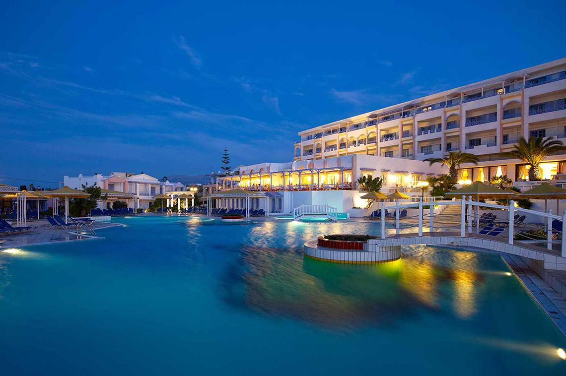 Abendansicht des Serita Beach Hotels mit Pool und Loungebereich