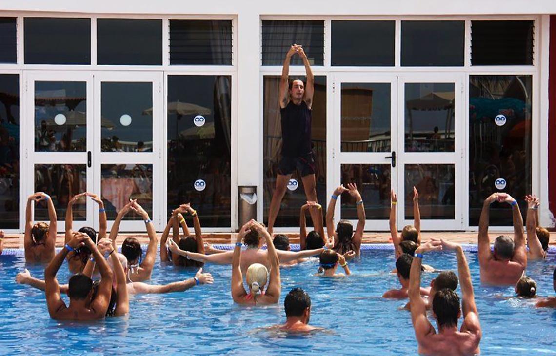 Ein Aqua Aerobic Kurs im Schwimmbecken beim Hotel Bahia Flamingo.