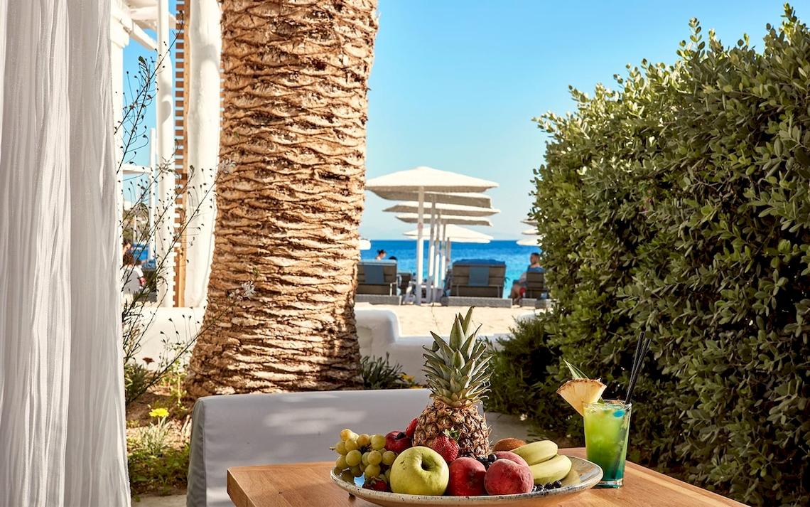 Frühstücksplatte mit Obst auf der Terrasse im Mykonos Ammos Hotel.