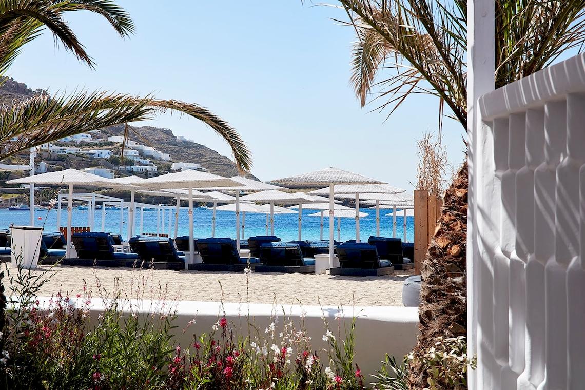 Strandbereich des Mykonos Ammos Hotels mit Sonnenschirmen und Liegestühlen