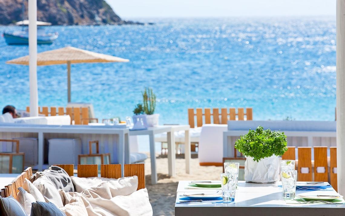 Blick auf das Meer von einem Tisch im Mykonos Ammos Hotel aus.