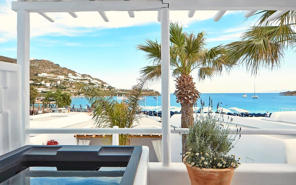 Balkonausblick des Mykonos Ammos Hotels auf das Meer und die umliegende Landschaft.