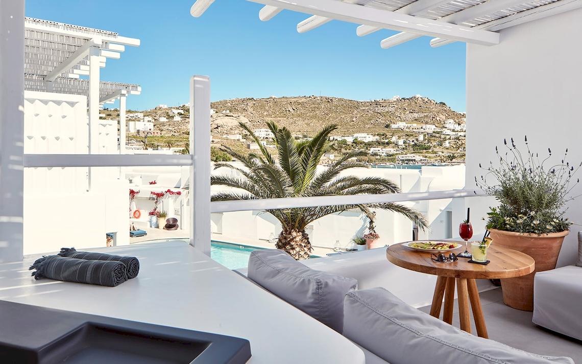 Ausblick vom Balkon des Mykonos Ammos Hotels mit Swimmingpool, Palme und Berg