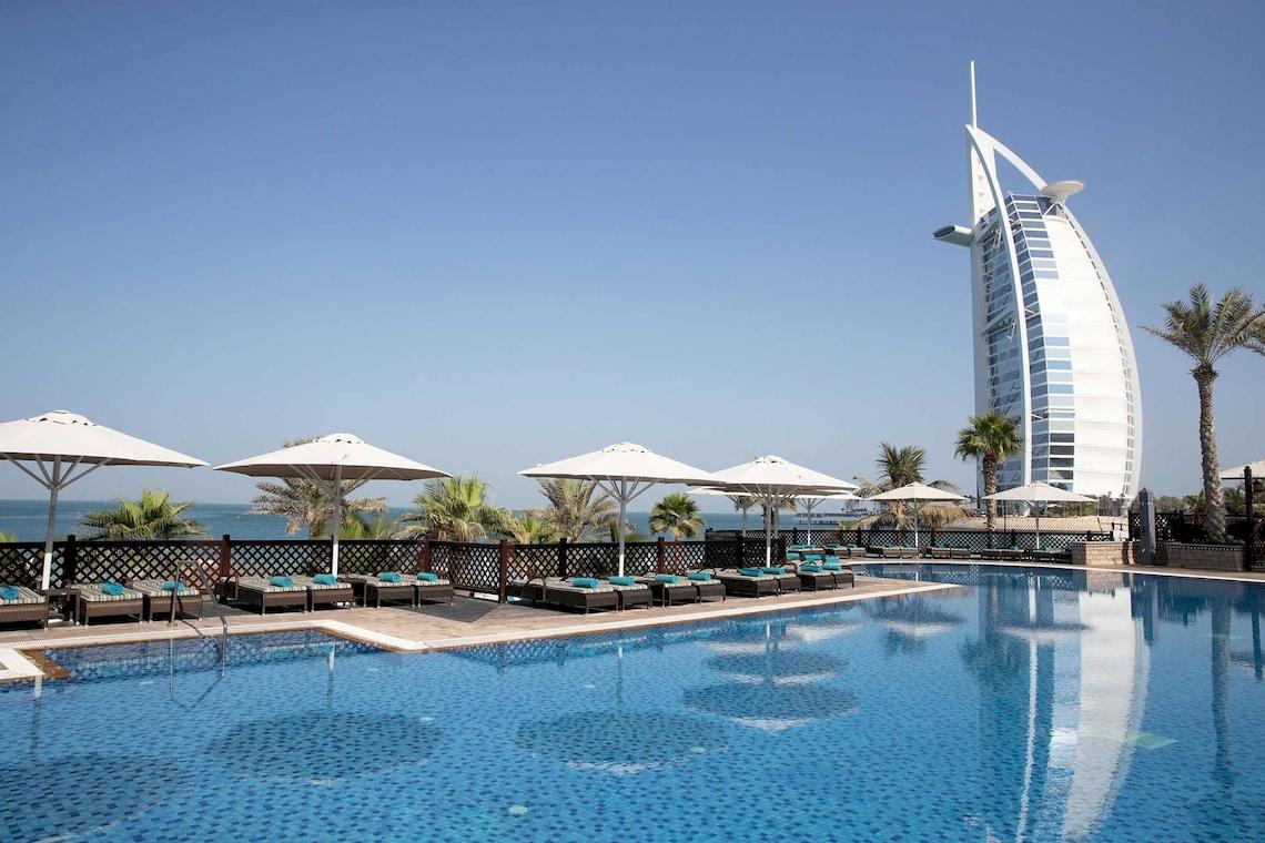 Außenpool des Jumeirah Mina A'Salam Hotels mit Blick auf das Burj Al Arab Hotel
