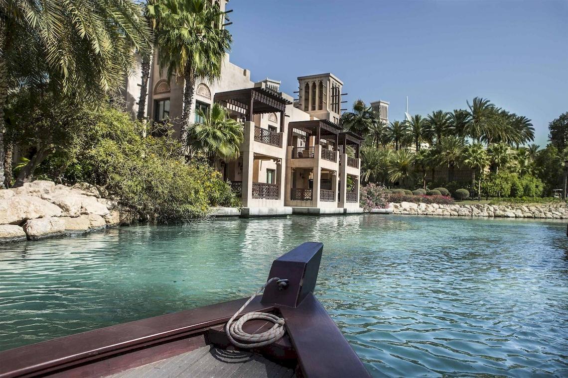 Boot vor dem Jumeirah Mina A'Salam Hotel mit Blick auf die Fassade