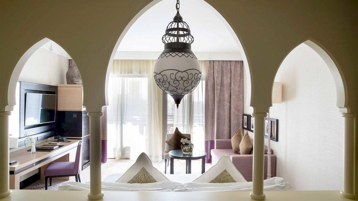 Innenansicht des Jumeirah Mina A'Salam Hotels mit einem eleganten Wohnzimmerbereich.