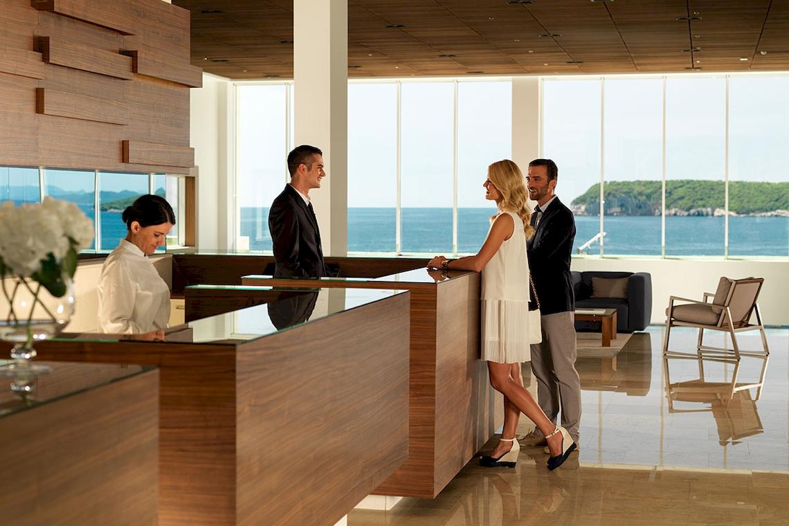 Lobby des Dubrovnik President Valamar Collection Hotels mit Blick auf das Meer