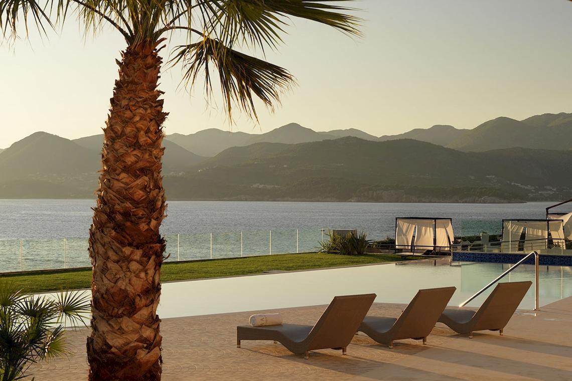 Außenpool des Dubrovnik President Valamar Collection Hotels mit Liegen und Palme