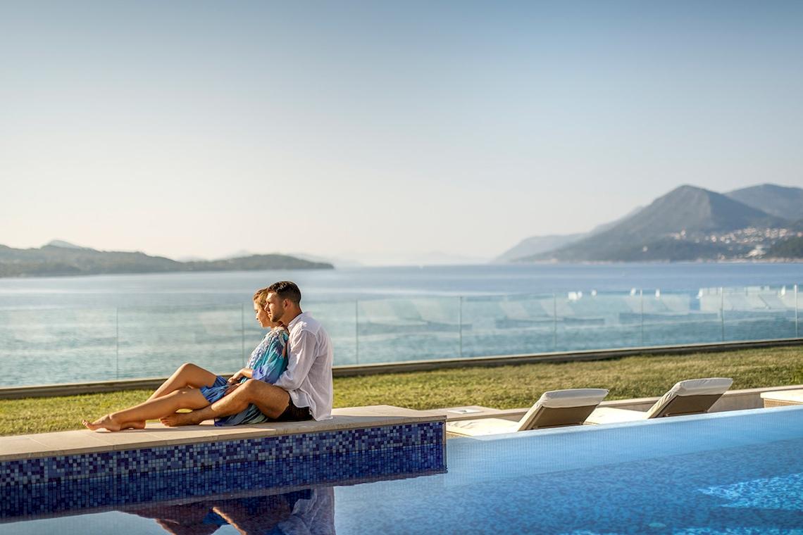 Paar am Pool mit Meerblick im Dubrovnik President Valamar Collection Hotel