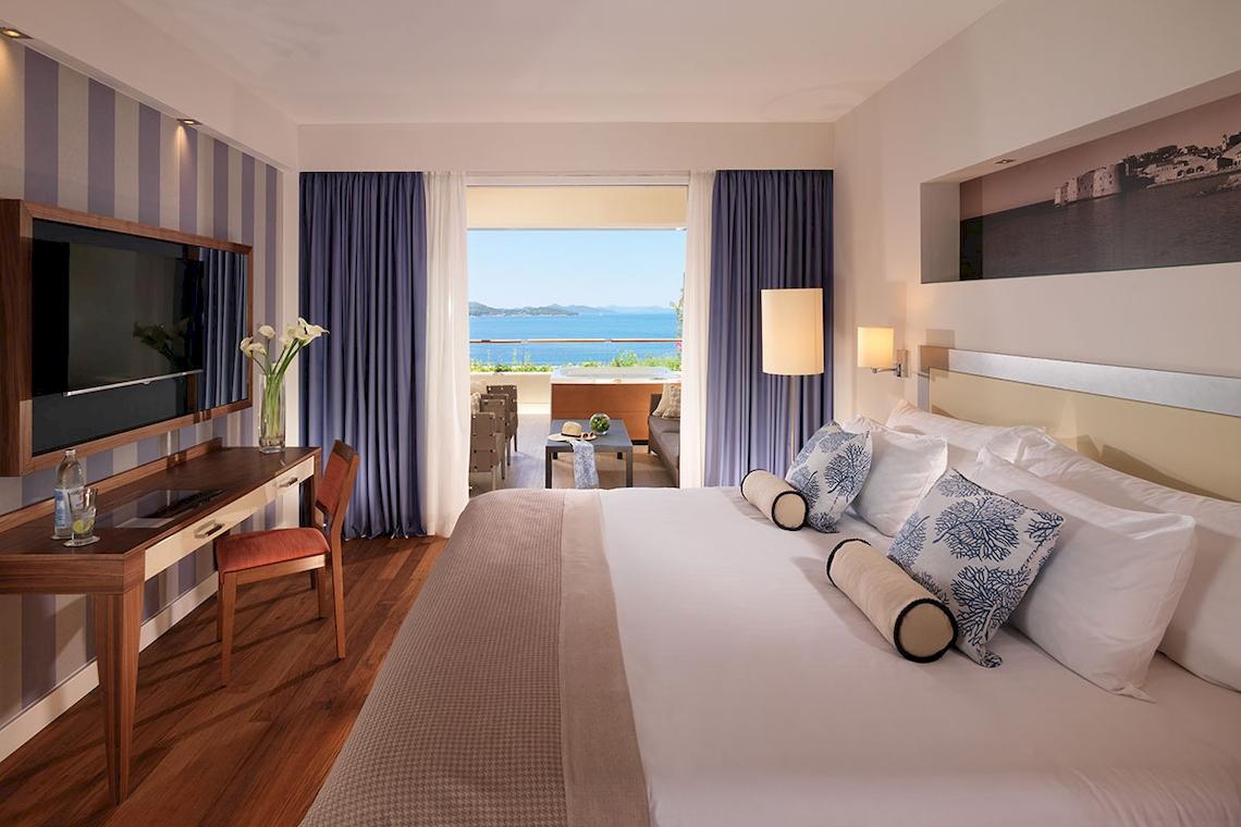 Doppelzimmer mit Meerblick im Dubrovnik President Valamar Collection Hotel mit einem großen Bett, Fernseher und Balkon