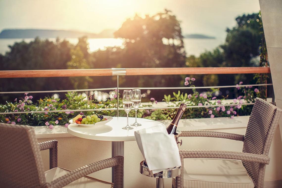 Aussicht vom Balkon des Dubrovnik President Hotels mit Tisch, Früchten und Wein.