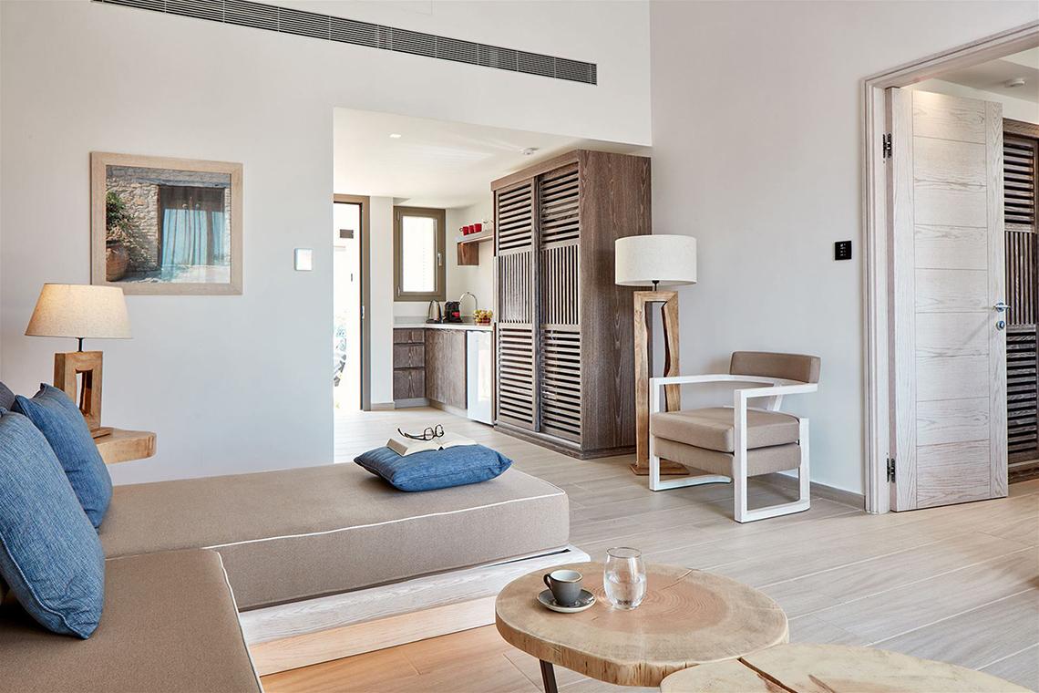 Wohnbereich des Mare Ayia Napa Hotels mit modernem Interieur und hellem Holzboden.