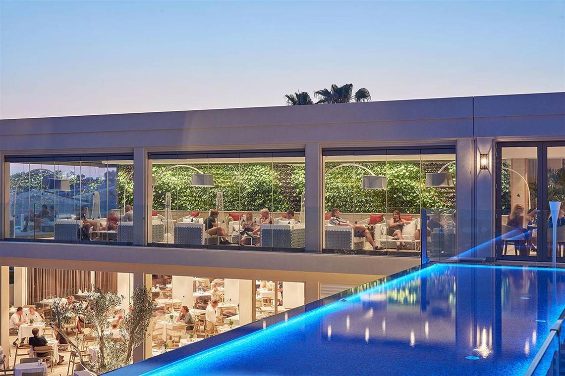 Aussenbereich des Mare Ayia Napa Hotels mit Pool und Essenbereich.