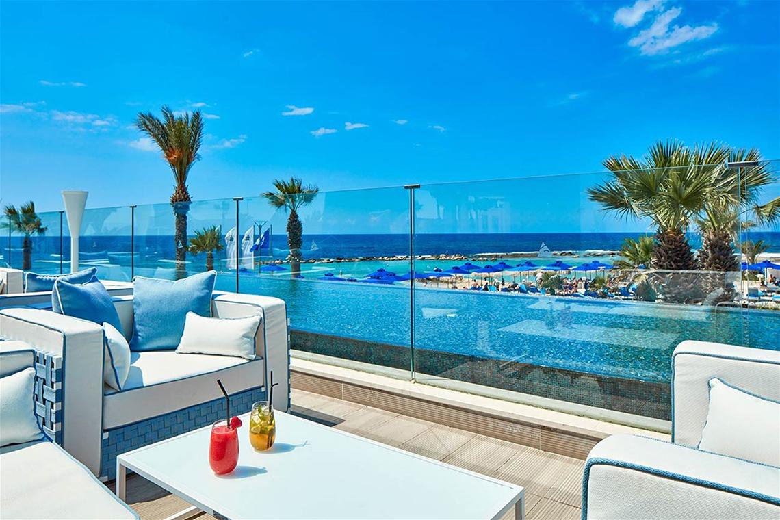 Ausblick vom Mare Ayia Napa Hotel auf den Pool und den Ozean